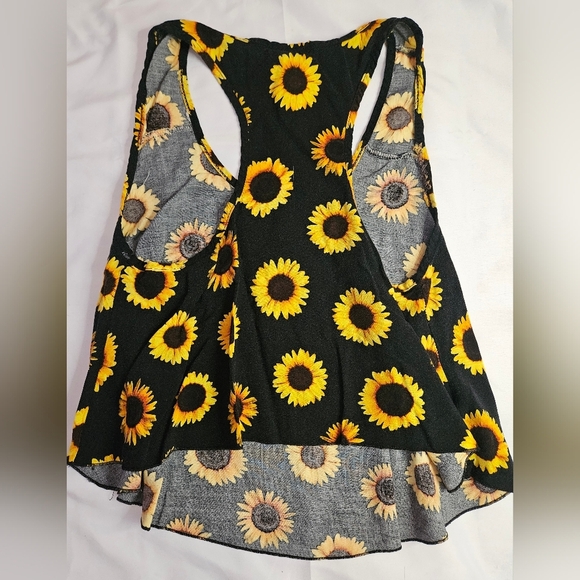 Young & Wild Juniors Black With Sunflower Design Cropped Tank Top Size XS - Picture 8 of 8